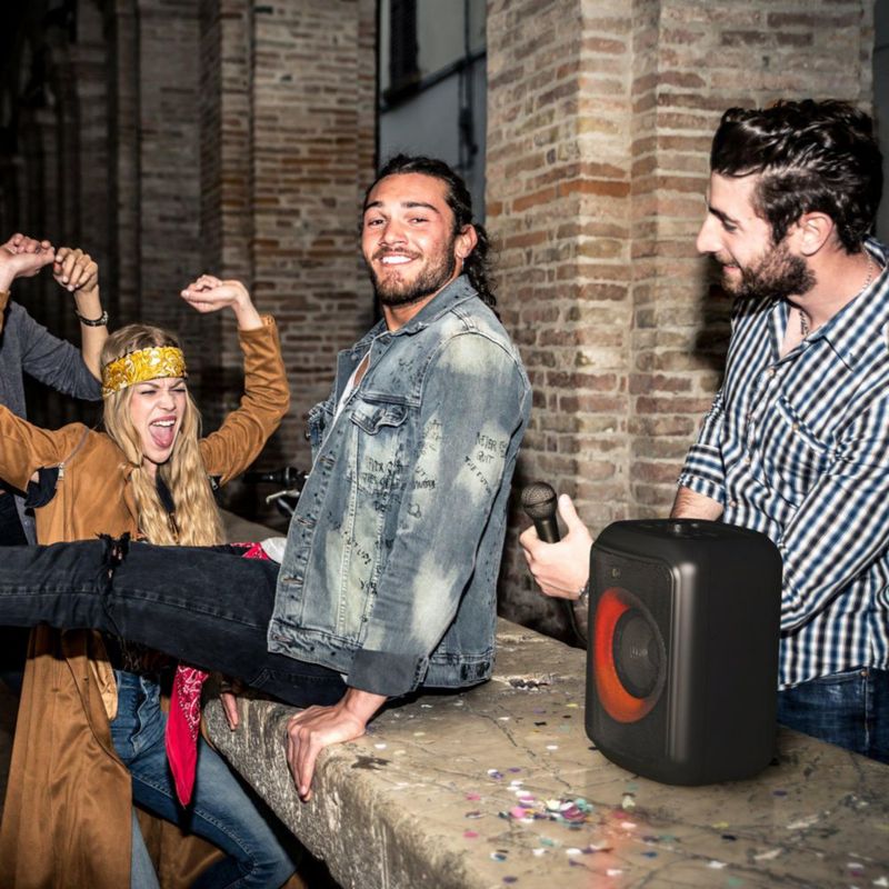 GIG-XL-Friends-Having-Fun-Karaoke_2000x2000