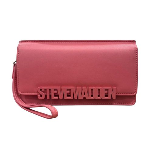 Cartera Steve Madden color salmón, con correa de muñeca color negra con letras grabadas