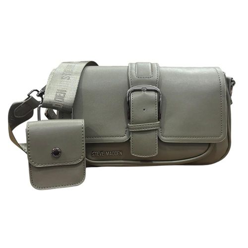 Bolsa Crossbody Steve Madden Charle color verde con doble asa desmontable y ajustable, cierre de broche con logo en la parte inferior izquierda