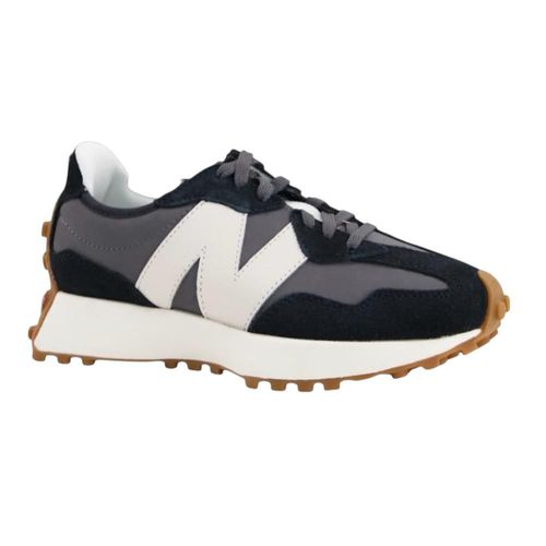 Tenis New Balance color negros con logo blanco y detalles en gris