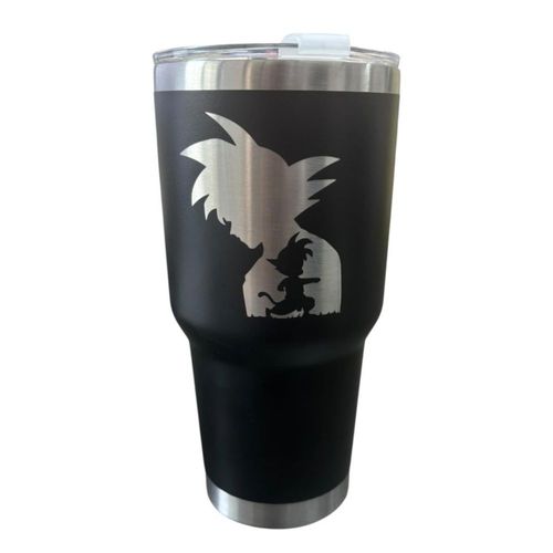Termo de acero inoxidable color negro con diseño inspirado en Goku II. Su capacidad lo convierte en un accesorio práctico y resistente para tu día.