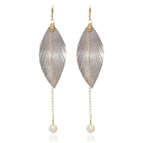 Vangania aretes largos con pluma y perla Mallorca joyería artesanal boho chic