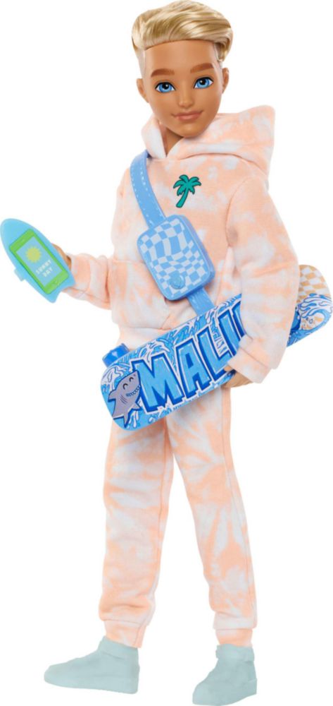 Muñeca Barbie Dream Besties y accesorios, muñeco articulado Ken con ropa extraíble y cabello rubio, 9 piezas con temática de ver