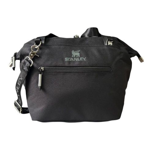 Lonchera Julliene all day Stanley negra fabricada 100% con poliester reciclado