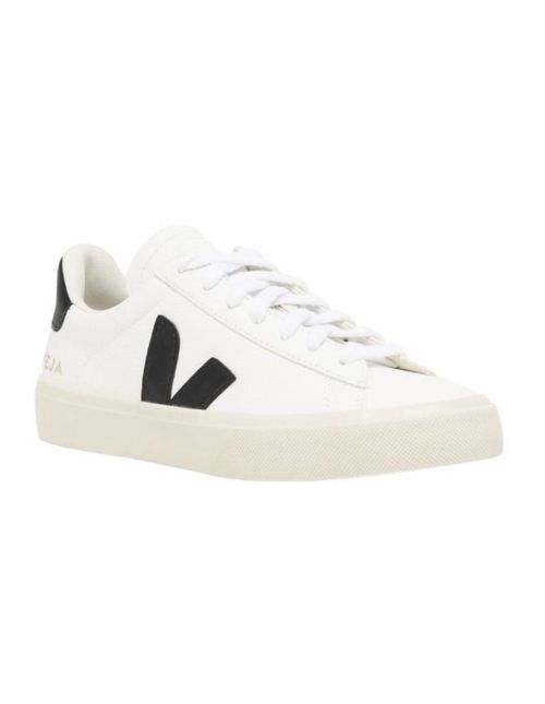 Tenis de campo Veja con logo negro y suela de goma