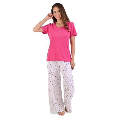Pijama pantalón blanco con corazones fiusha y playera fiusha de manga corta con botones en el cuello