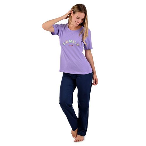 Pijama pantalón marino y playera morada de manga corta cuello redondo con un estampado que dice FAMILY