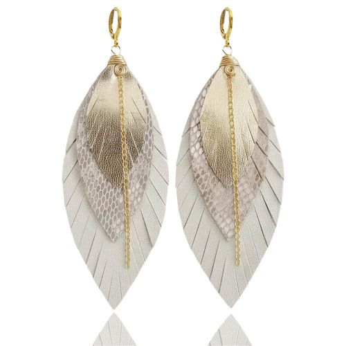Vangania Aretes largos pluma color perla cuero con cadena baño de oro ligeros