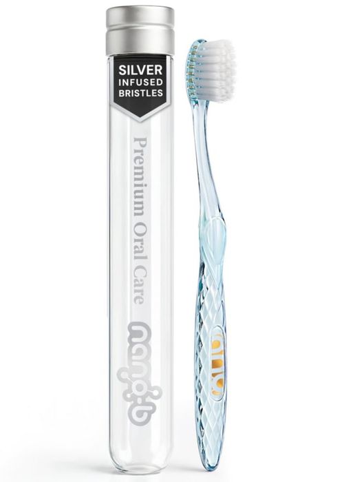 Cepillo de dientes manual Nano-b para encías sensibles con cerdas de plata