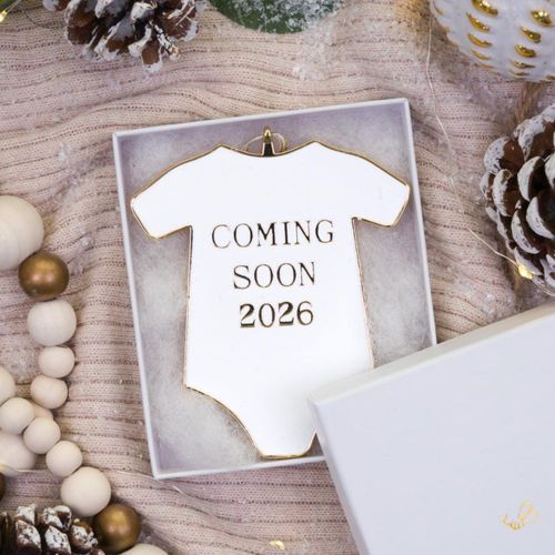 Adorno Bee! Bebé Próximamente 2026 (Caja de Regalo)