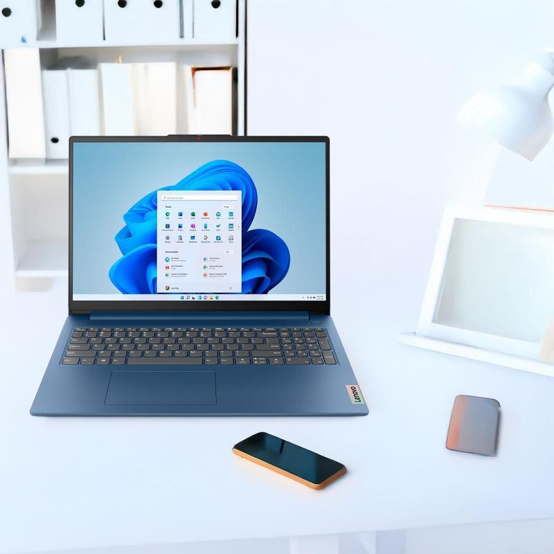 Laptop Lenovo Ideapad Slim 3 15AMN8 15.6" FHD AMD Ryzen 3 8GB RAM 512GB SSD