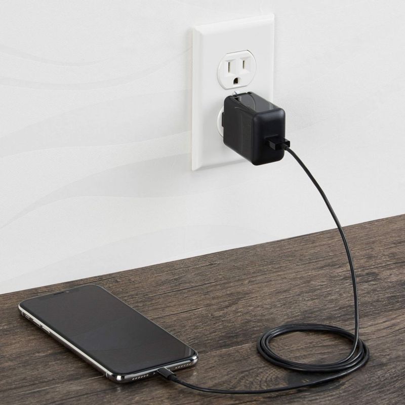 Cargador de pared Amazon Basics 12W USB-A 2.4A para teléfonos x2 negro