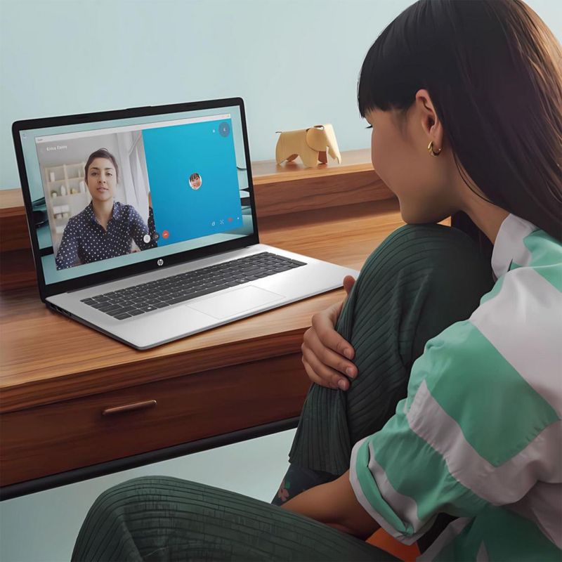 Laptop HP 156" FHD táctil Ryzen 5 8 GB 256 GB SSD