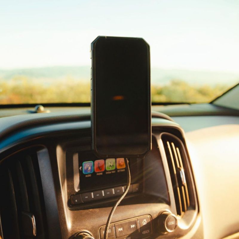 Cargador magnético inalámbrico para coche Rokform con soporte giratorio