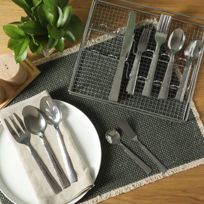 Juego de cubiertos Gibson Home 65 piezas acero inoxidable con acabado plateado martillado
