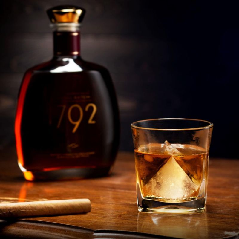 Bandeja de cubitos de hielo Godinger – Vaso de whisky y molde de hielo