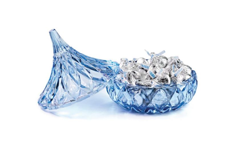 Plato para dulces Godinger de vidrio azul con diseño de Hershey Kiss