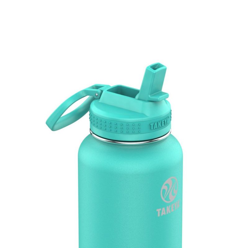 Botella de agua Takeya 12 L verde azulado aislada con pajita