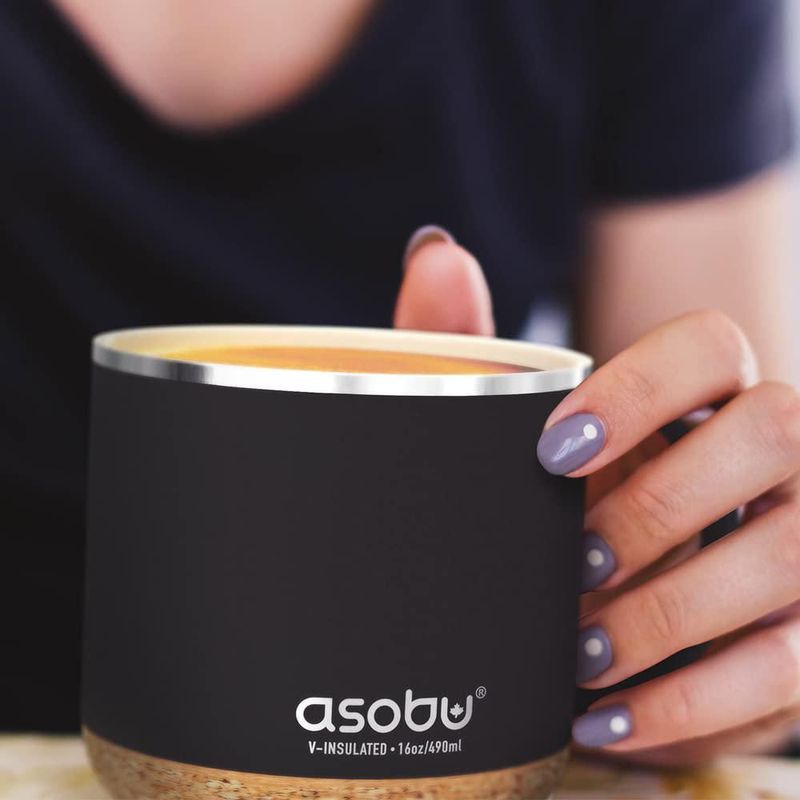 Taza Asobu de 490 ml cerámica aislada con asa