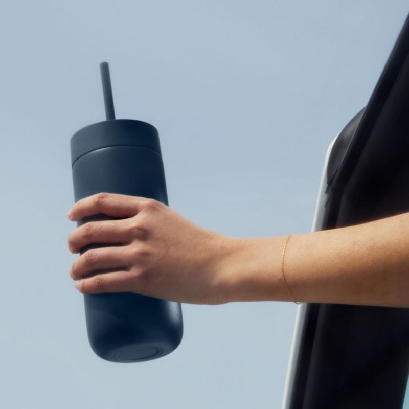 Vaso para Beber Fellow 591 ml con Tapa y Pajilla