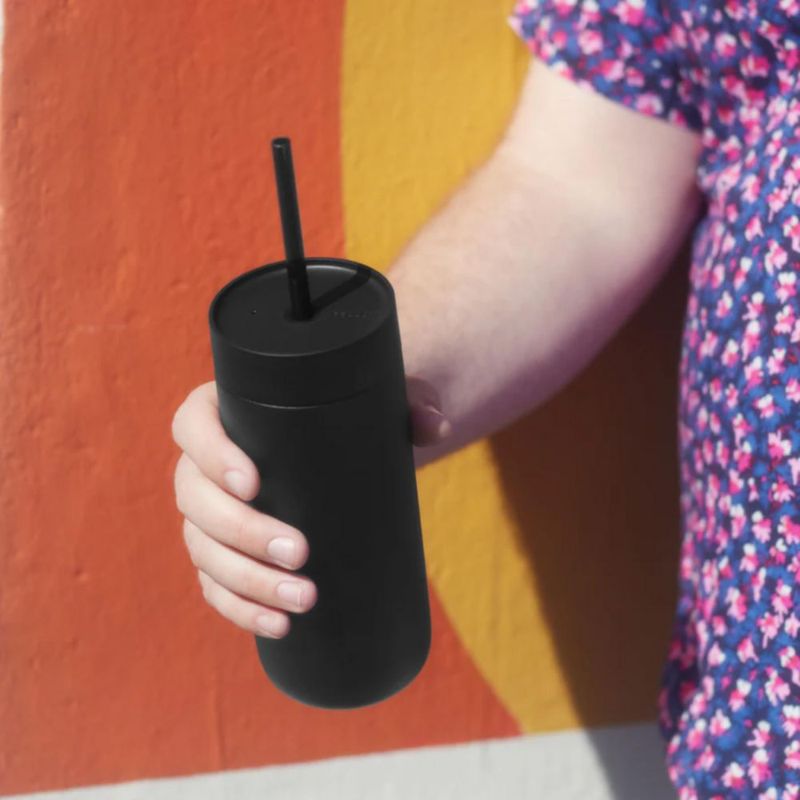 Vaso para beber Fellow 591 ml con tapa de pajilla negra