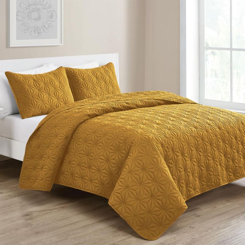 Juego de colcha VCNY Home Full/Queen de 3 piezas en dorado