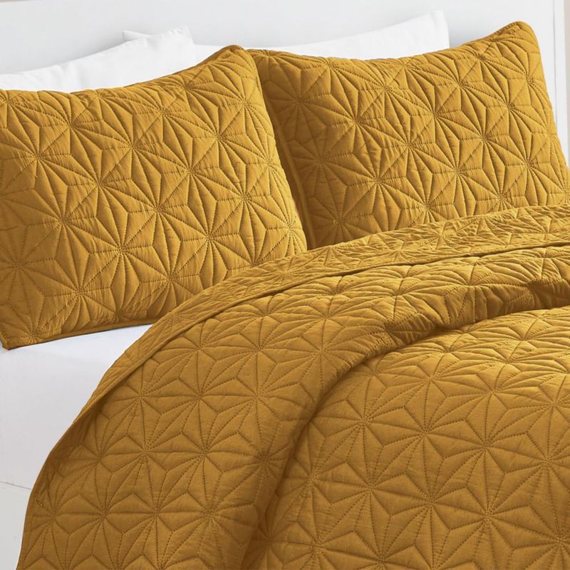 Juego de colcha VCNY Home Full/Queen de 3 piezas en dorado