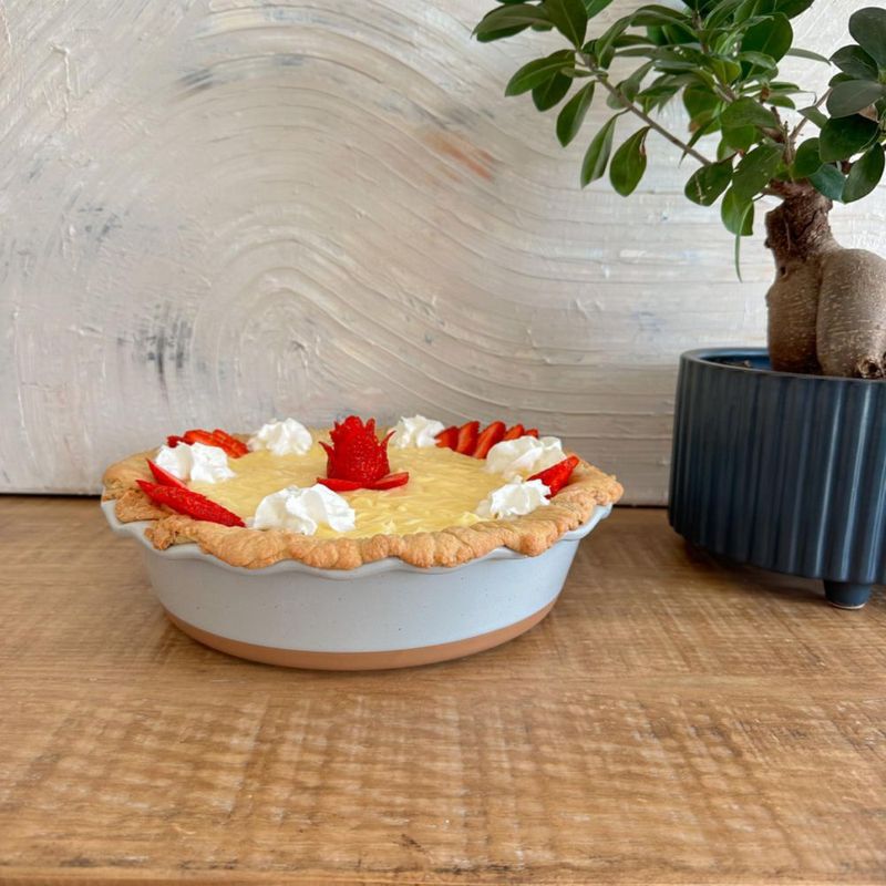 Molde para tarta MORA de cerámica 23 cm profundo con ribete acanalado color Earl Grey