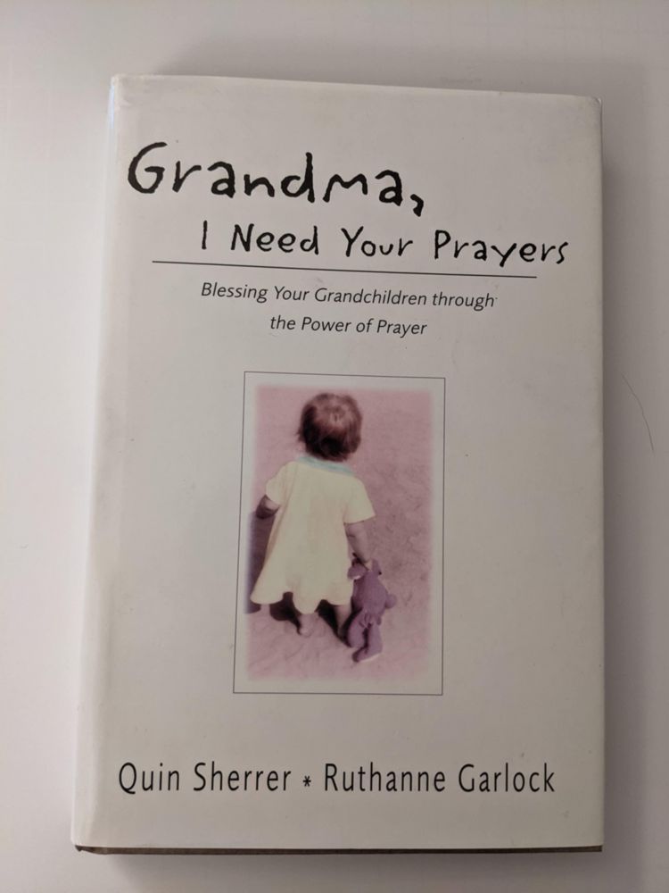 Libro Zondervan "Abuela Necesito Tus Oraciones: Bendiciendo a Tus Nietos a través del Poder de la Oración"