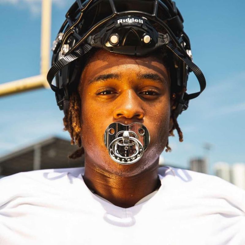 Protector bucal de fútbol Battle Sports Binky Oxygen - Correa desmontable máxima ventilación compatible con brackets y sin necesidad de hervir - Rosa