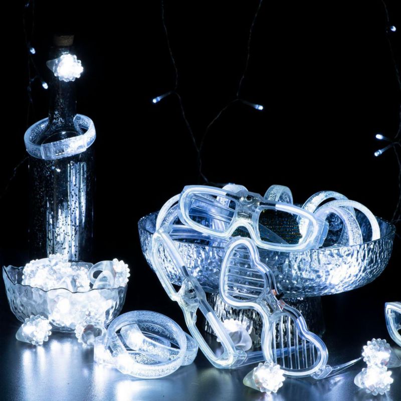 Set de fiesta Bethmore 50 piezas: gafas LED pulseras LED y anillos LED
