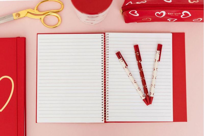 Estuche para lápices y bolígrafos Kate Spade New York 22 cm Corazones