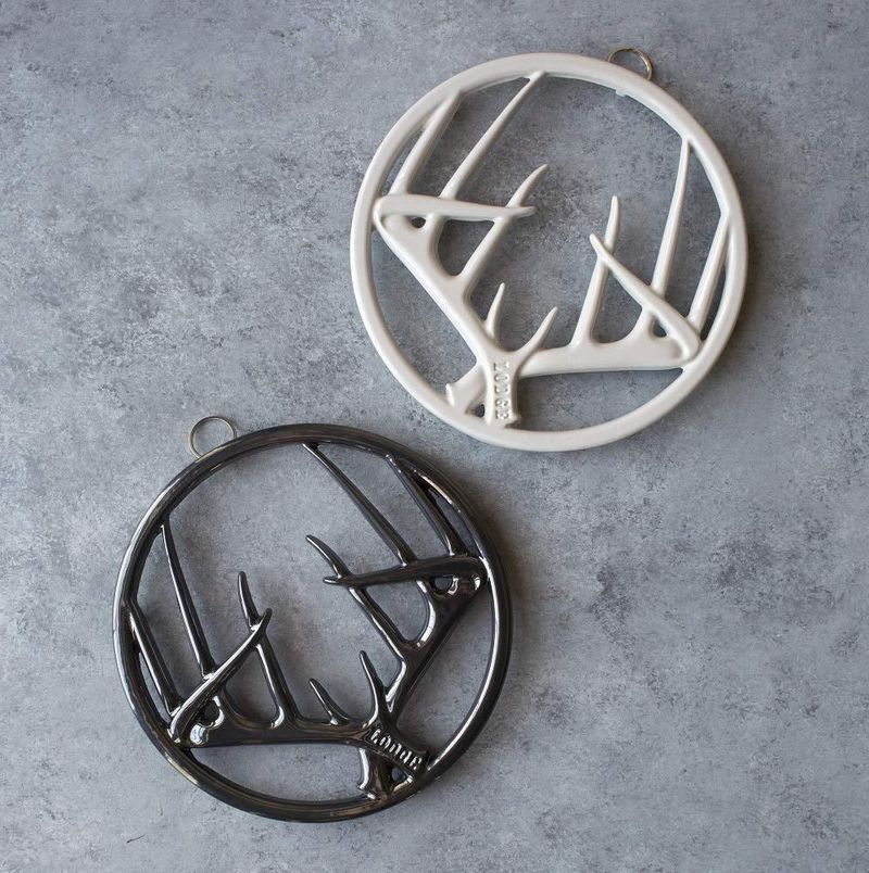 Cuerno de hierro fundido esmaltado Trivet Lodge de 8 pulgadas color cromo medianoche