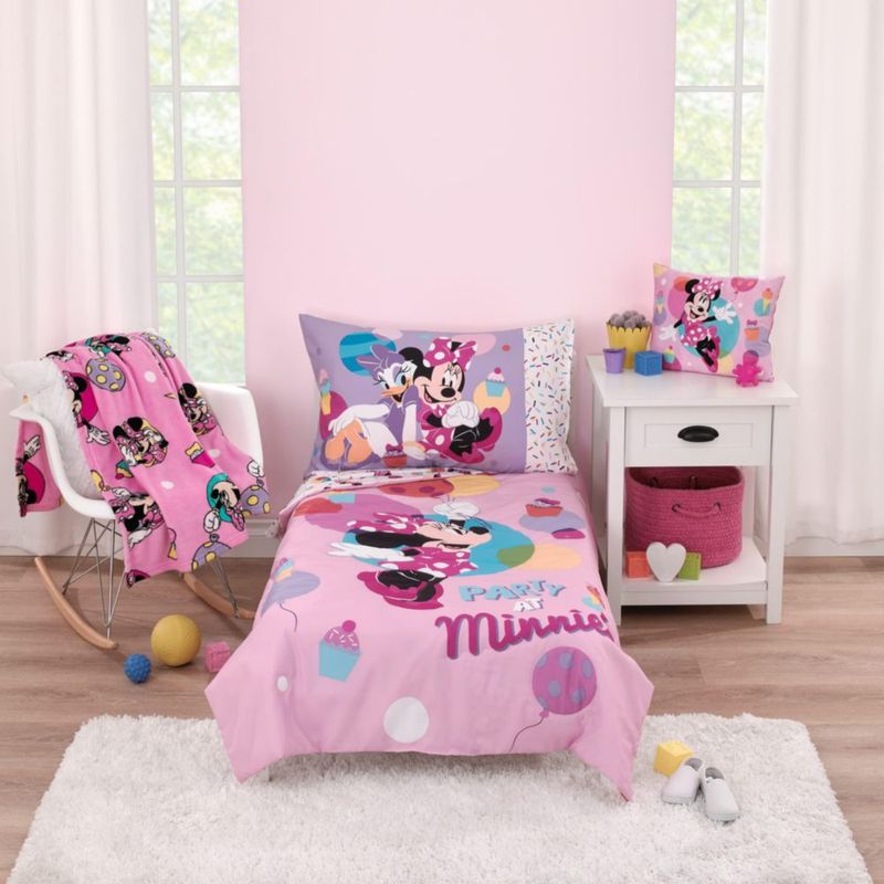Disney Minnie Mouse ¡Vamos a la Fiesta! Rosa Globos Cupcakes y Confeti – Juego de 4 Piezas para Cuna: Edredón Sábana Ajustable Sábana Plana y Funda de