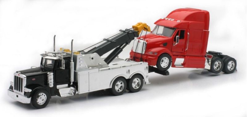 Camión de juguete NewRay Peterbilt a escala 1:32 con cabina roja