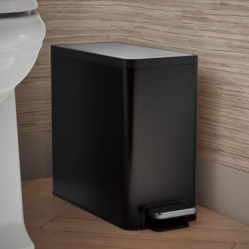 Cubo de basura Kohler de 95 L con pedal negro de acero inoxidable