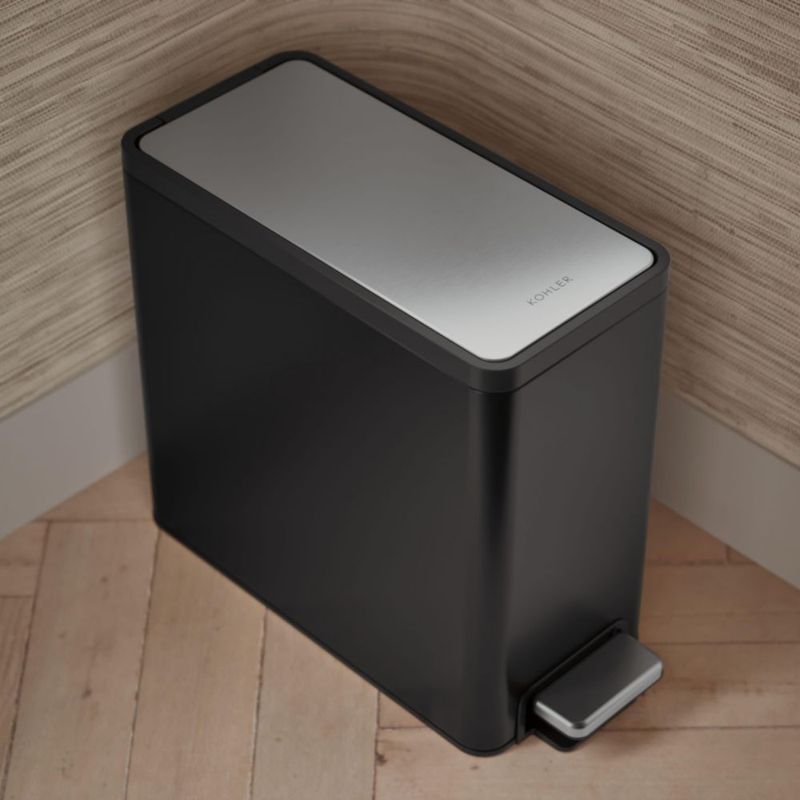Cubo de basura Kohler de 95 L con pedal negro de acero inoxidable