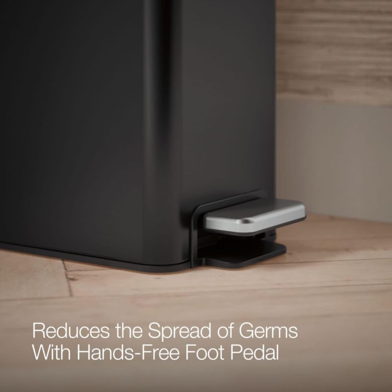 Cubo de basura Kohler de 95 L con pedal negro de acero inoxidable