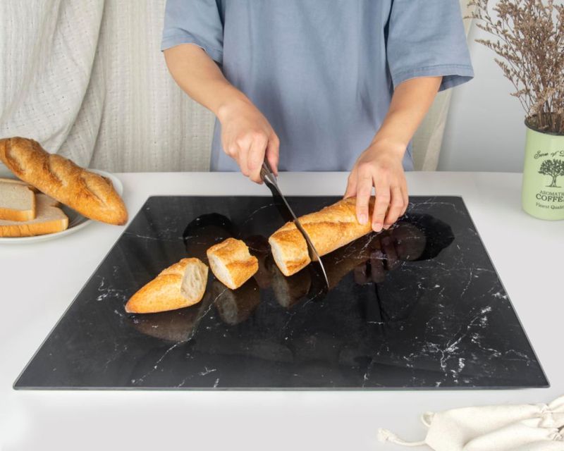 Tabla de cortar de vidrio Kitchenville 51 × 41 cm efecto mármol negro
