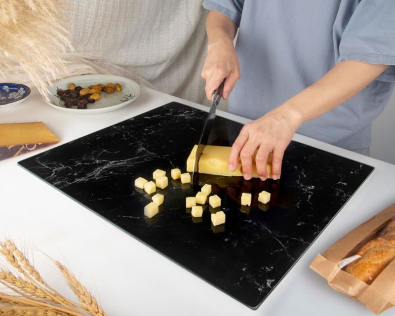 Tabla de cortar de vidrio Kitchenville 51 × 41 cm efecto mármol negro