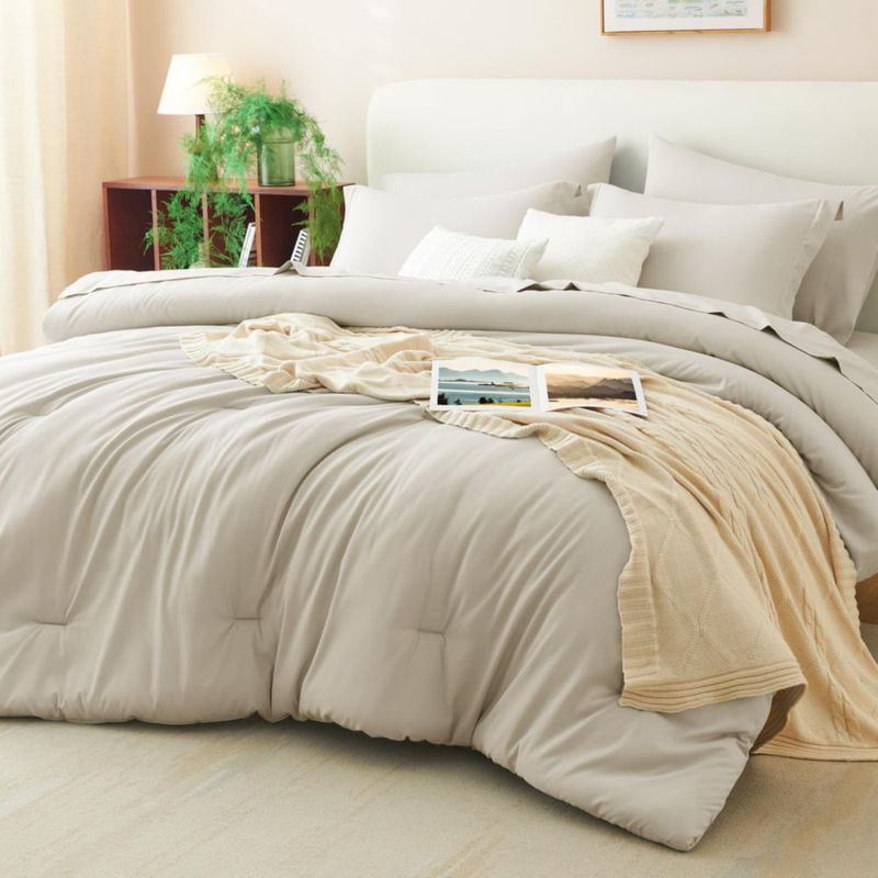 Juego de Edredón CozyLux Tamaño Completo 7 Piezas Beige