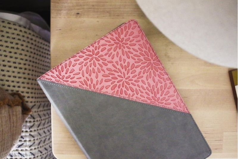 Biblia de estudio Zondervan gran formato gris/rosa
