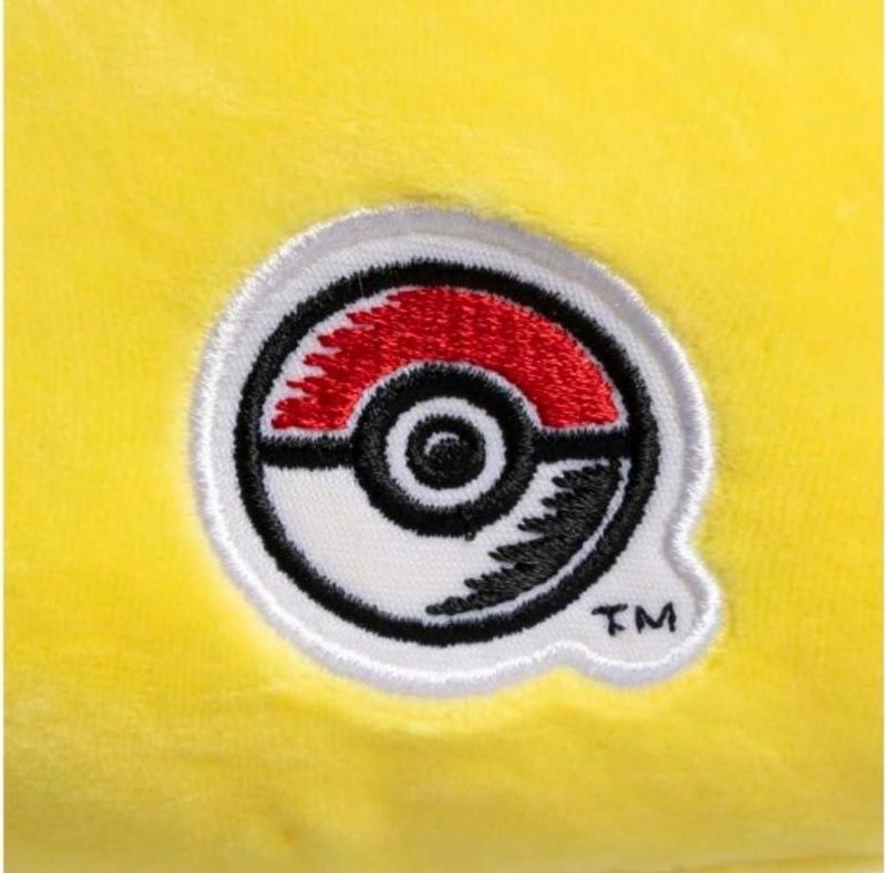 Peluche Squishmallows Pikachu Guiñando el Ojo 30 cm