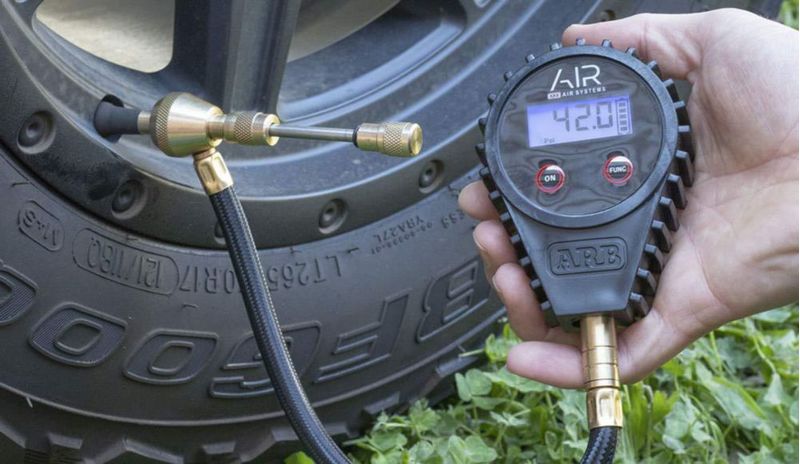 Deflador de Neumáticos Digital ARB E‑Z con Medidor de Presión PSI BAR kPa KgF y Bolsa