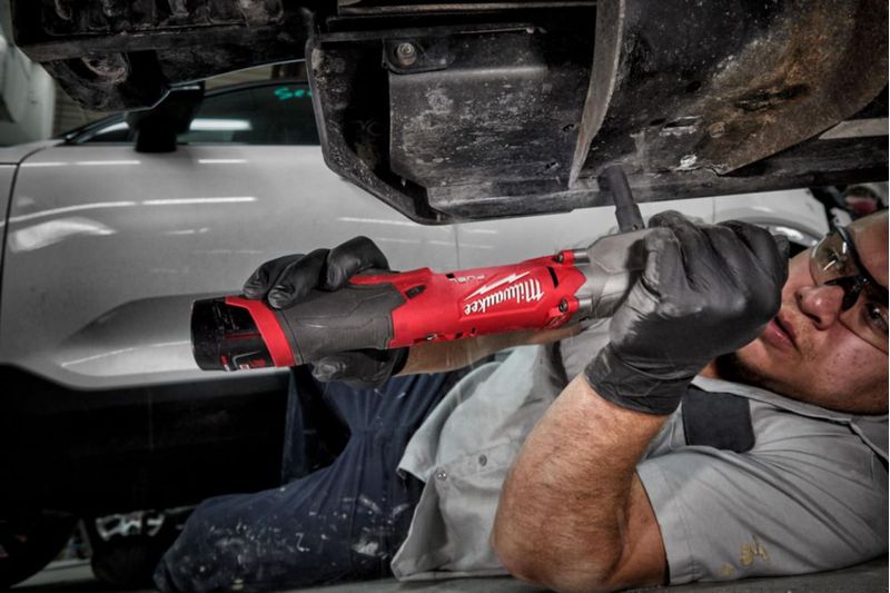 Kit de llave de impacto angular de 1/2" Milwaukee M12 Fuel
