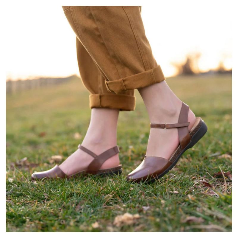Sandalia Dansko Rowan color marrón ceroso talla 8.5‑9 EE. UU. con espuma de memoria