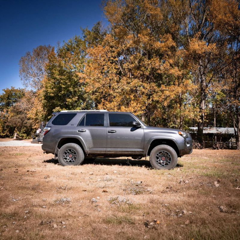 Rough Country Kit de Elevación de 2" para Toyota 4-Runner 4WD 2010‑2024 - 764RED