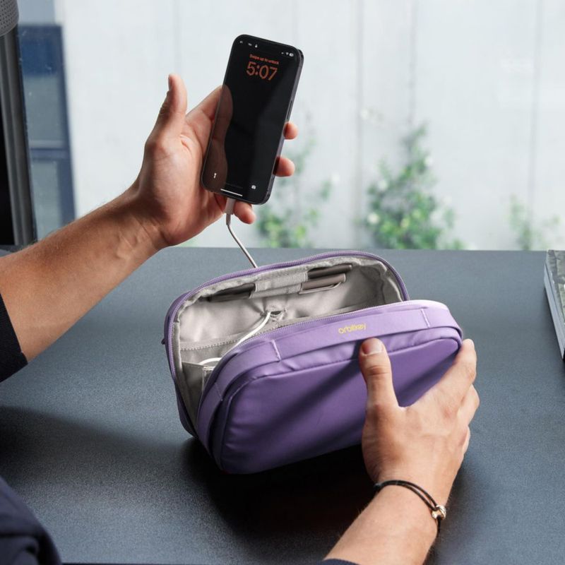 Bolsa de almacenamiento 2 en 1 Orbitkey para accesorios tecnológicos – Lila