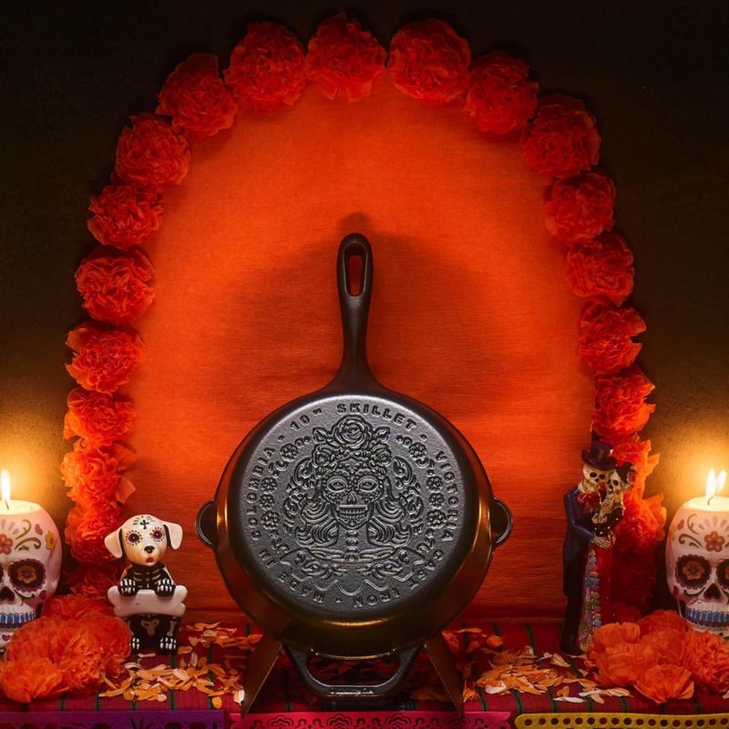 Sartén de hierro fundido Victoria 25 cm con diseño La Catrina