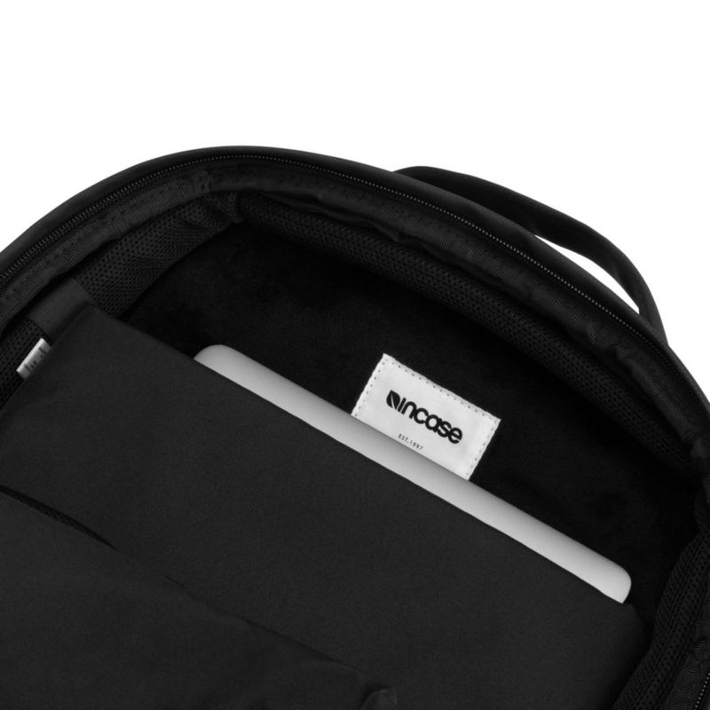 Mochila Incase Compact City 18L Negra 16" Portátil